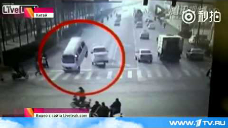 В Китае четыре грузовика взмыли в воздух без всякой видимой причины