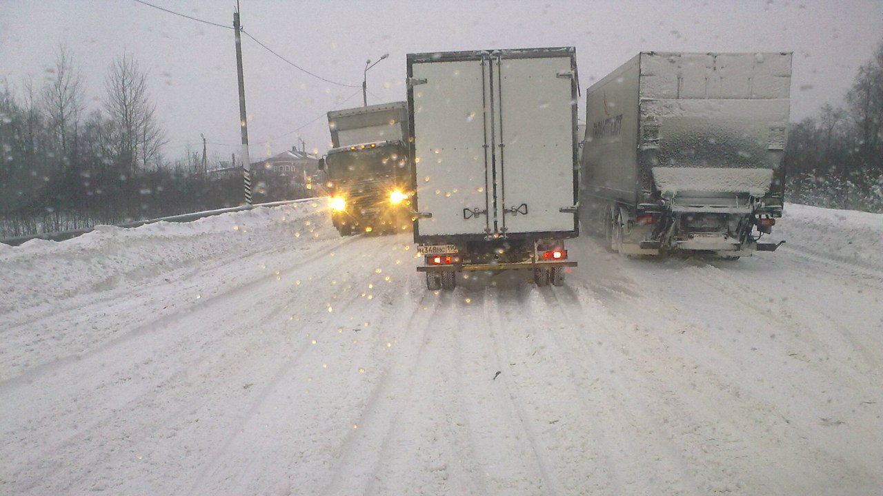 Из-за снегопада на трассе «Воронеж – Курск» образовалась огромная пробка