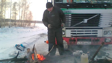 Новосибирцы спасли замерзающего дальнобойщика из Санкт-Петербурга
