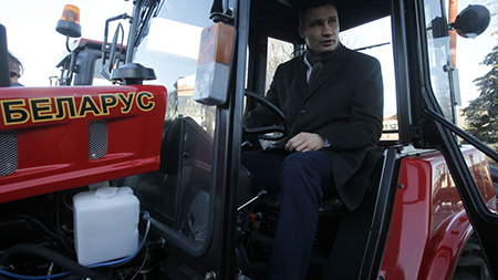Кличко протестировал белорусские трактора: завел со второй попытки