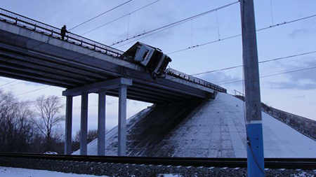 В ДТП на мосту под Сызранью водитель фуры упал с 10-метровой высоты