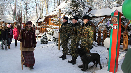 Белорусские пограничники получили приказ от Деда Мороза пропустить 2016 год с Востока на Запад