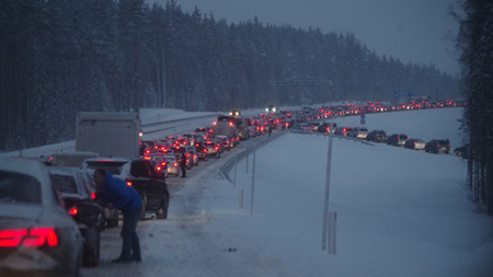 Россия. В снегопад на трассе в Ленобласти столкнулись 18 автомобилей