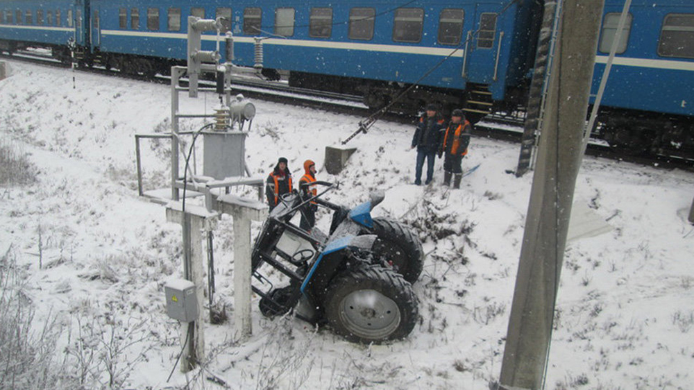 На железнодорожном переезде в Дзержинске трактор разорвало пополам