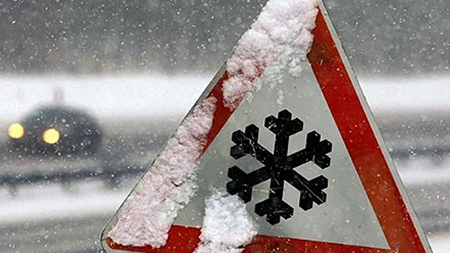 ГАИ предупреждает водителей о снежном заносе на МКАД-2