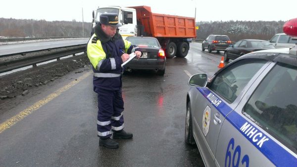Лихач на БМВ спровоцировал аварию на МКАД с участием грузового МАЗа