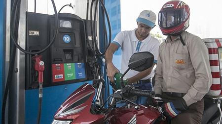 В ОАЭ бензин стал стоить дешевле питьевой воды из-за падения цен на нефть