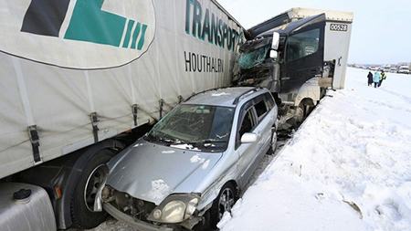 На трассе М-5 Урал столкнулись 15 машин, в том числе несколько фур