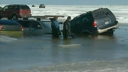 В США около десятка машин ушли под воду на «ледовом» паркинге