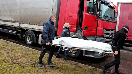 В Литве в очереди на паром российский дальнобойщик покончил с собой
