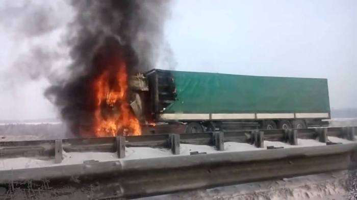 Грузовик, прорвавшийся через блокаду, сгорел на трассе Киев-Чоп