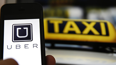 Uber обязал водителей такси в Москве получать лицензию