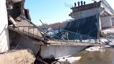 В Приморье под колесами грузовика обрушился мост через реку