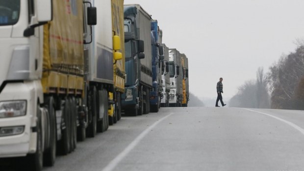 Украинские водители перекрыли трассу, требуя пропустить фуры из РФ