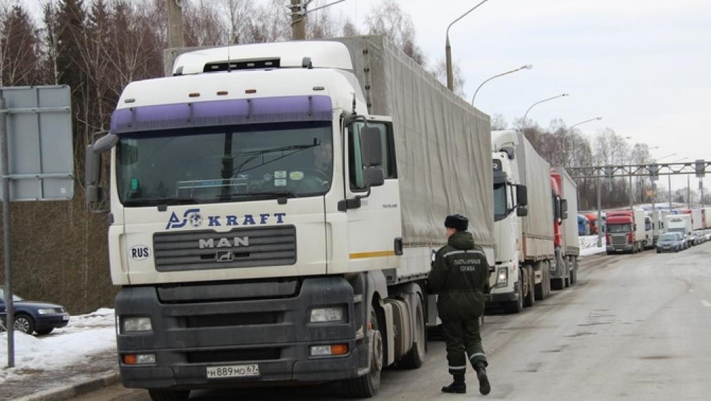 Очереди грузовиков на границе с Литвой сокращаются