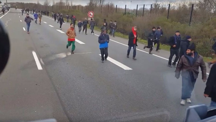 В порту Кале нелегальные мигранты атакуют грузовики местных перевозчиков
