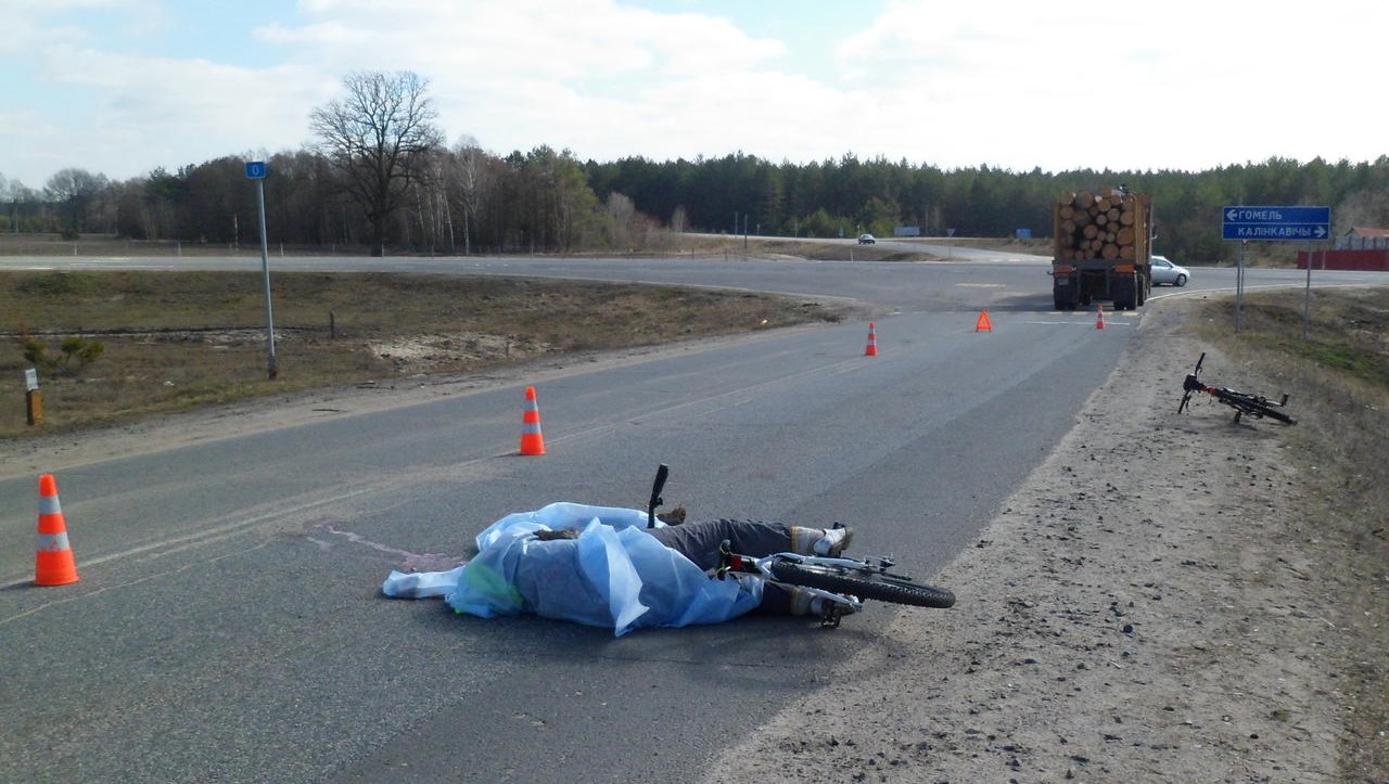 В Речицком районе велосипедистка упала под колеса груженного лесом МАЗа