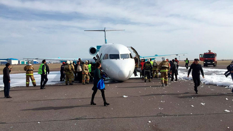 В Казахстане пилоты спасли 120 пассажиров, посадив самолет без переднего шасси
