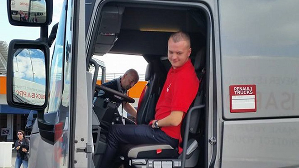 Поляк, родившийся без рук, стал водителем грузовика