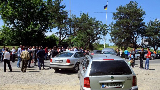 Украинские автовладельцы перекрыли движение на границе со Словакией