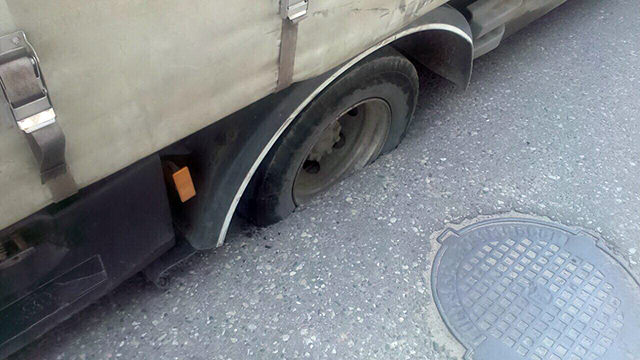 В Минске асфальт не выдержал тяжести грузовика
