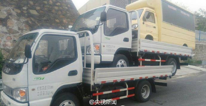 Полиция оштрафовала китайца, который вез грузовичок на грузовичке, стоящем на грузовичке