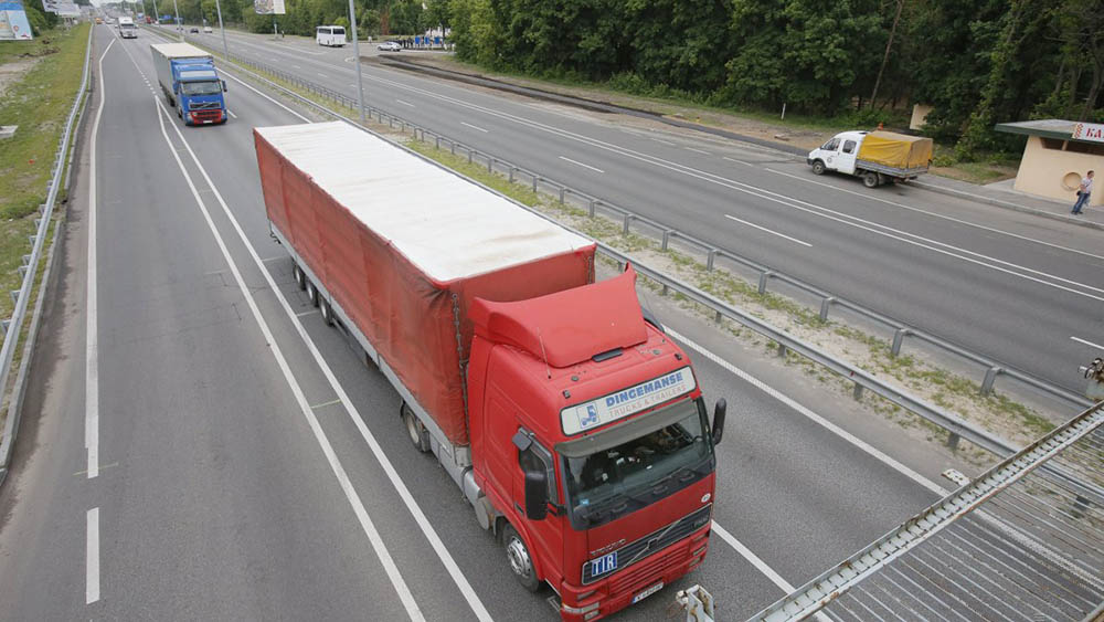 С 1 июня на трассах Украины движение грузовиков днем будет запрещено
