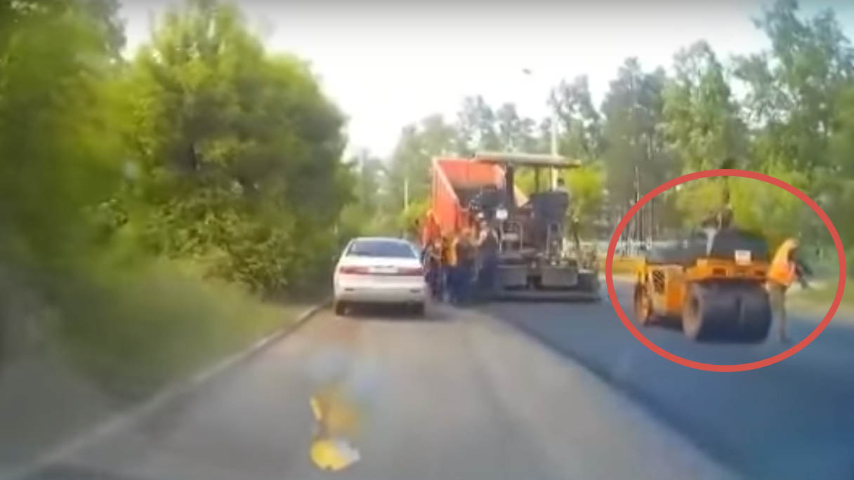 В России рабочего переехал каток при ремонте дороги