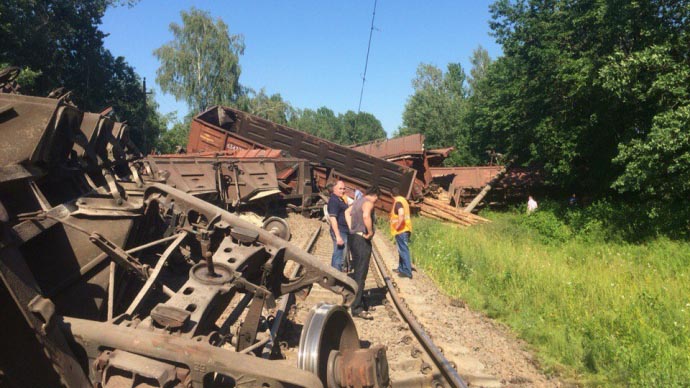 Под Минском 14 вагонов товарного поезда сошли с рельсов