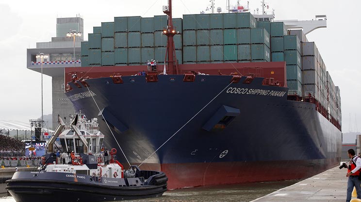 Китайский контейнеровоз успешно прошел через реконструированный Панамский канал