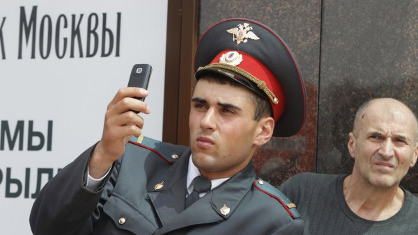 В России ГИБДД запретили фиксировать нарушения на мобильные телефоны