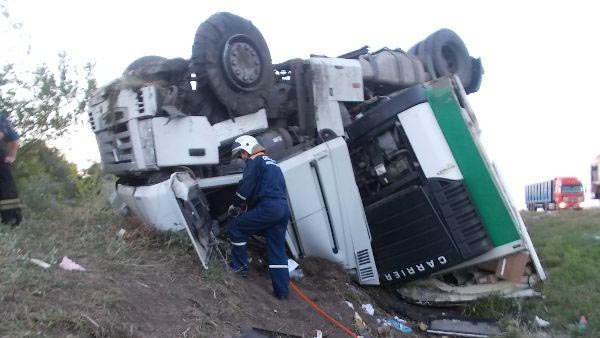 В Ростовской области из-за лопнувшего колеса на трассе перевернулся грузовик, погиб водитель