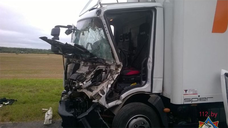 На трассе М4 грузовик протаранил трактар: оба водителя в больнице