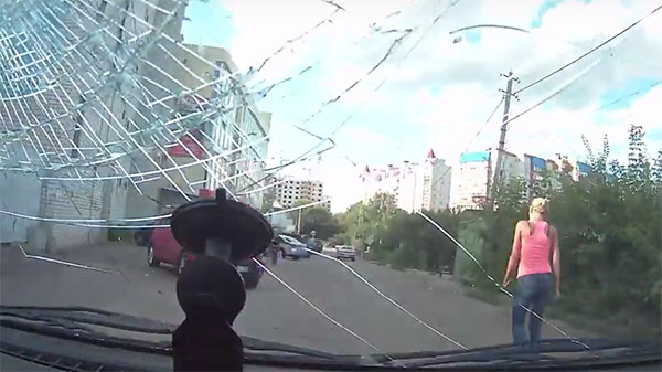 Видео: Блондинка каблуком разбила авто водителя, решившего ее поучить