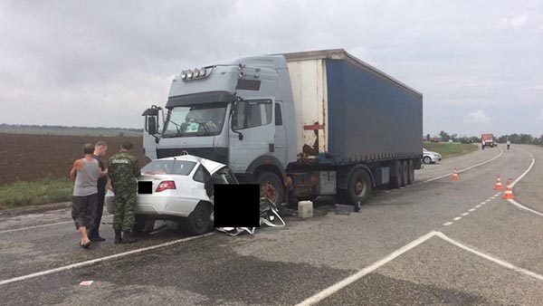 Три человека погибли в ДТП с грузовиком и легковушкой на трассе в Ставропольском крае