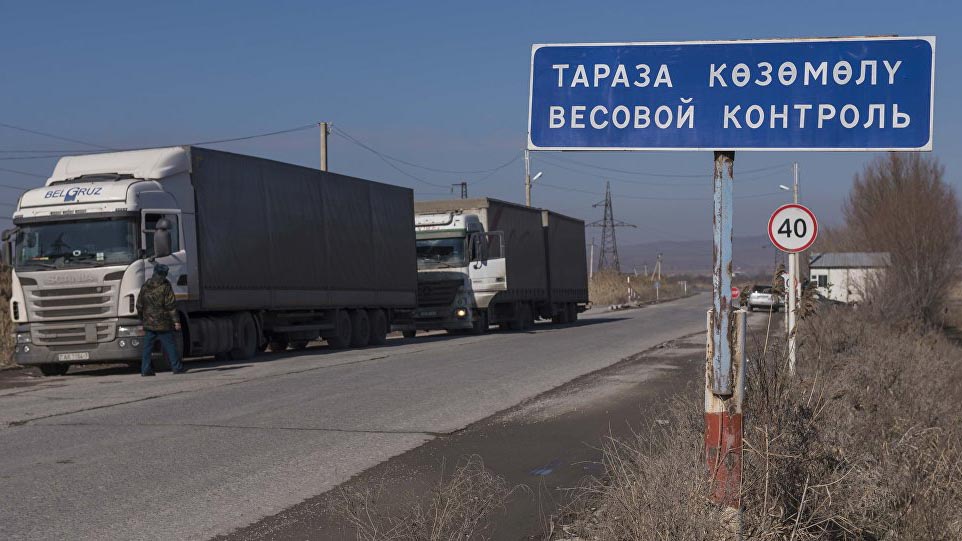 Кыргызстанские дальнобойщики возмущены платой за проезд по Казахстану в $100