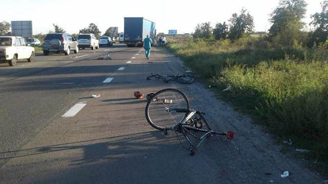 Под Киевом фура сбила  девять велосипедистов, один из них погиб