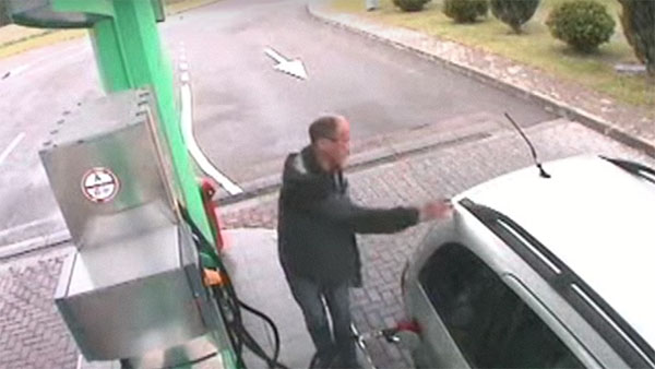 Видеофакт: в Гродненской области водитель оборвал «пистолет» на АЗС, «починил» его и уехал