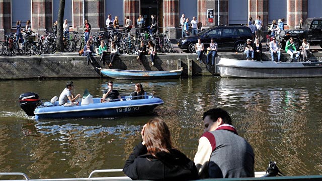 Лодки-беспилотники начнут перевозки по каналам Амстердама в следующем году