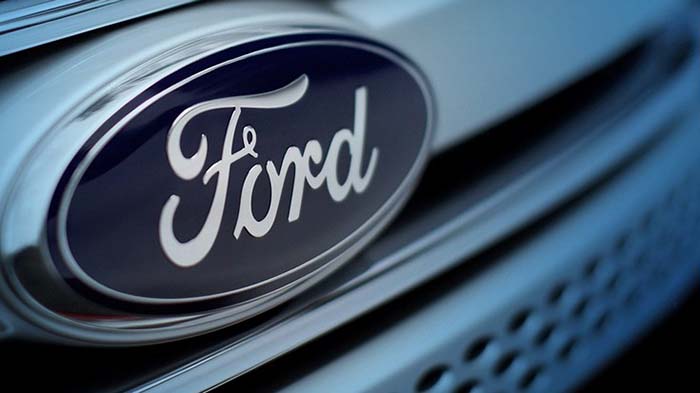 Ford пообещал выпустить машину без руля и педалей через пять лет