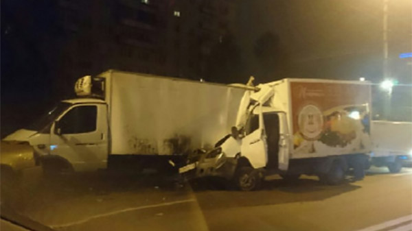 В Петербурге угонщик «газели» с пирожными врезался в грузовик с колбасой