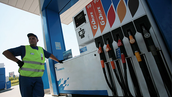 В России производители снизили цены на бензин