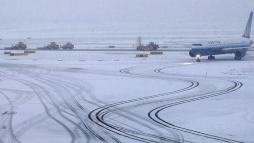 Московские аэропорты задержали около 30 рейсов из-за снега