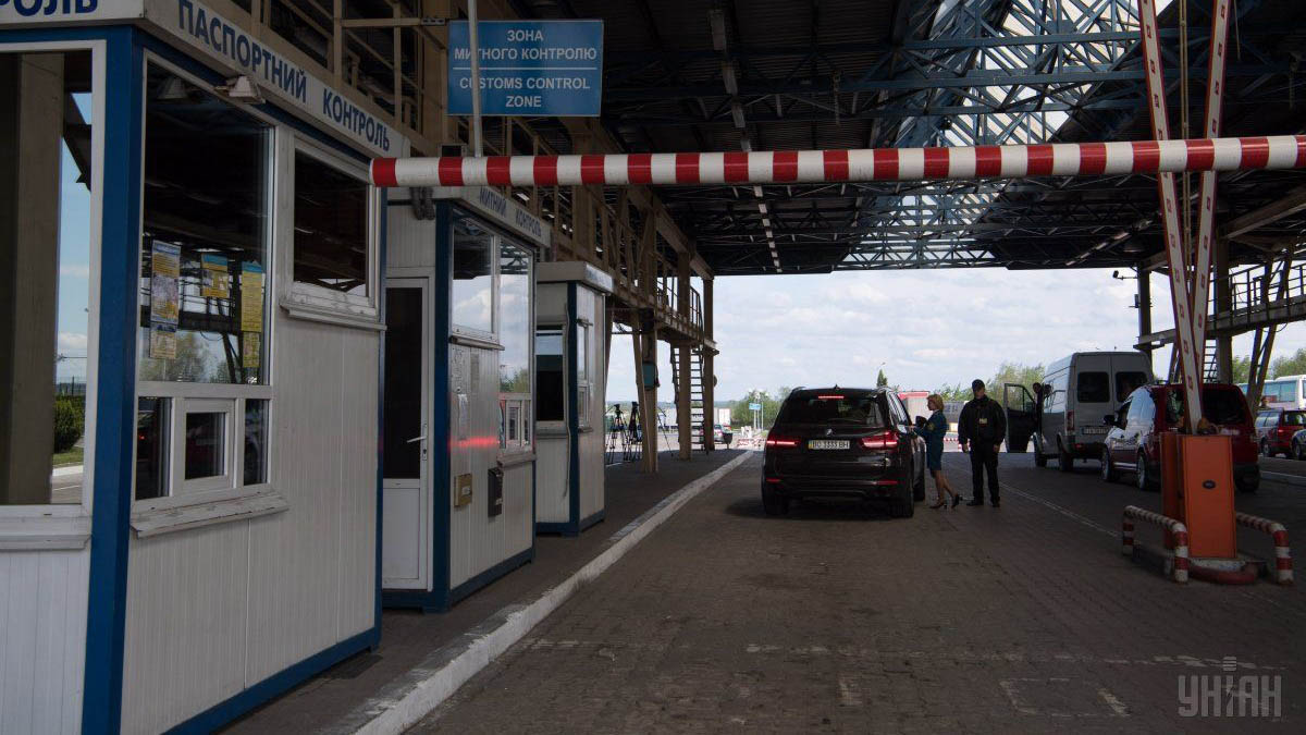 На границе Украины с Польшей в очередях стоят более 700 автомобилей