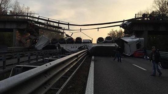 В Италии обрушился мост, когда по нем проезжала фура