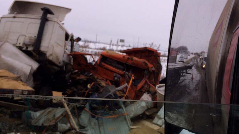 В Тюменской области грузовик с трубами протаранил «КамАЗ» с зерном, есть жертвы