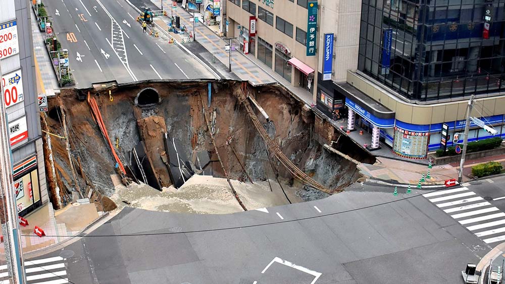 В центре одного из японских городов на дороге образовалась огромная дыра