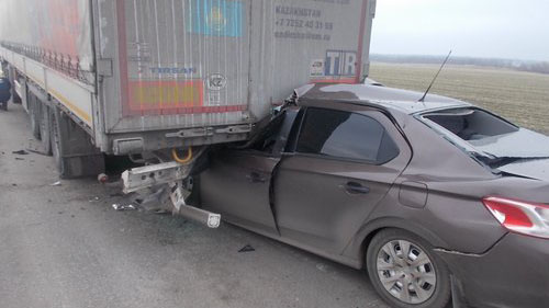 В ДТП с фурой на трассе М-4 «Дон» погибли водитель и пассажир Peugeot