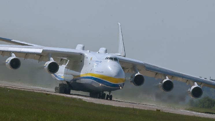 В аэропорту Лейпцига загорелся крупнейший в мире самолет Ан-225