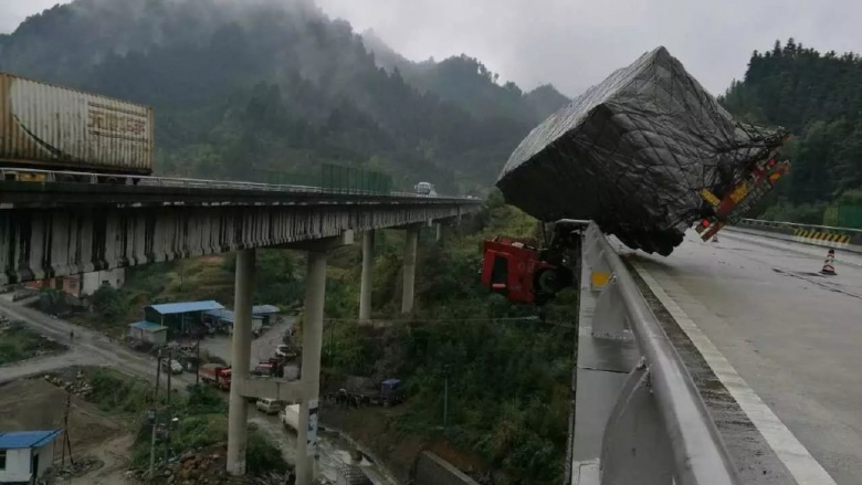 В Китае 30-тонный грузовик завис на мосту над пропасть